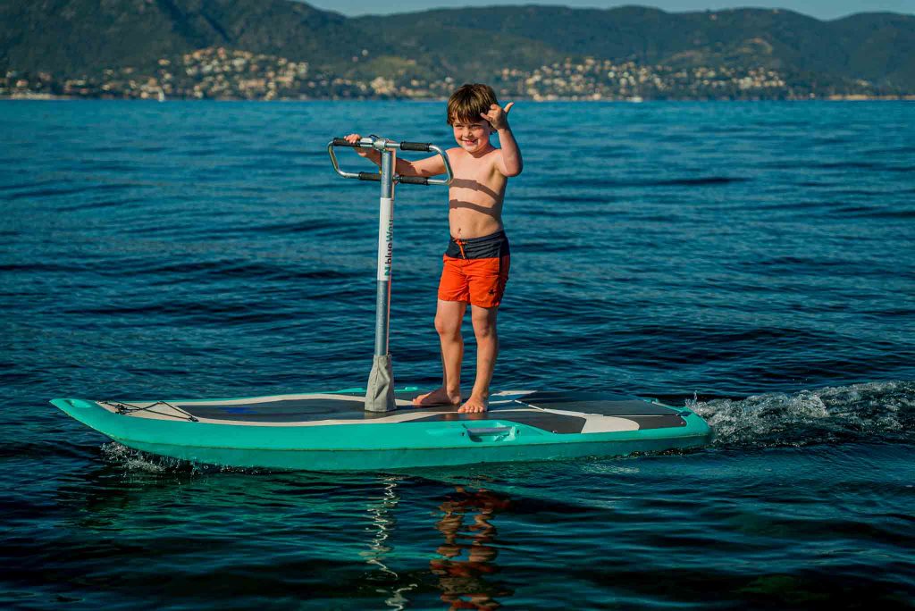 BlueWay ™, designed and manufactured in France by Next Blue Tech, allows its users to stand and stroll on water thanks to its electric engine and its handlebar. With its exceptional 7 hours autonomy, this personal watercraft is perfectly stable and silent. Accessible from 5 to 85 years old, it enables you to explore the coasts without getting wet, alone or in pairs.