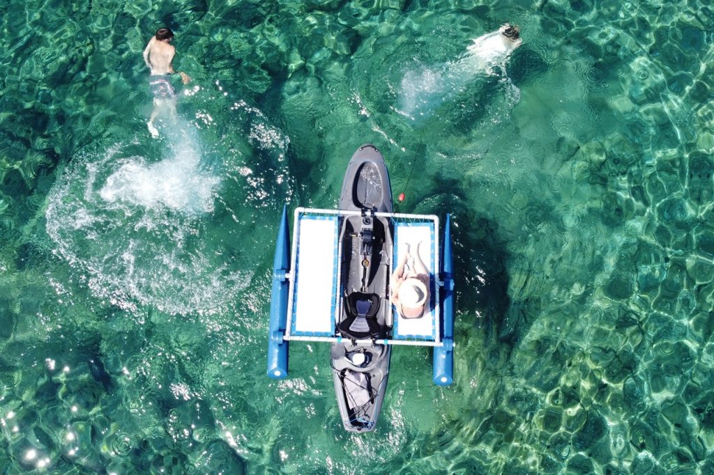 A smooth and precise steering system with rudder and helm, monitored by a simple stick. Their combination (the rudder is located just behind the propeller) allows manoeuvrability and a surprising agility on this type of boat. Rigged with a sail, it becomes a real small boat, powered by both sail and “motor”, with amazing performances. It can be combined in 16 different versions: ELECTRIC (electric propulsion), SAIL, TRIO, DUO, PRAO.